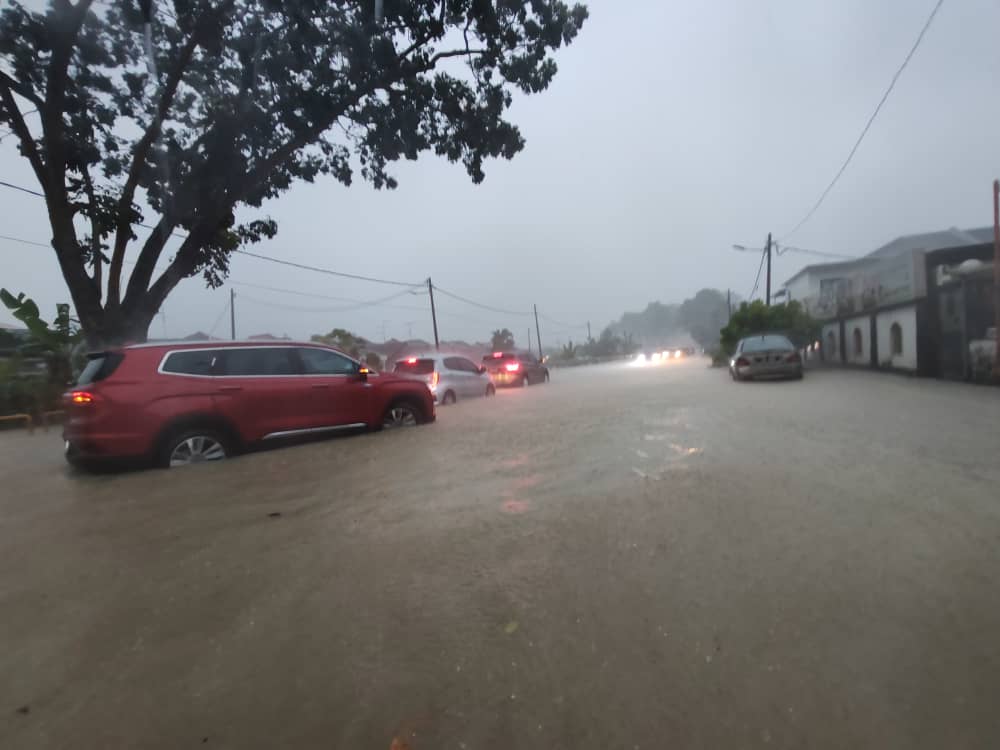 已签发 柔:版头之一:新山暴雨引发闪电水灾 多处地区积水及树倒阻路