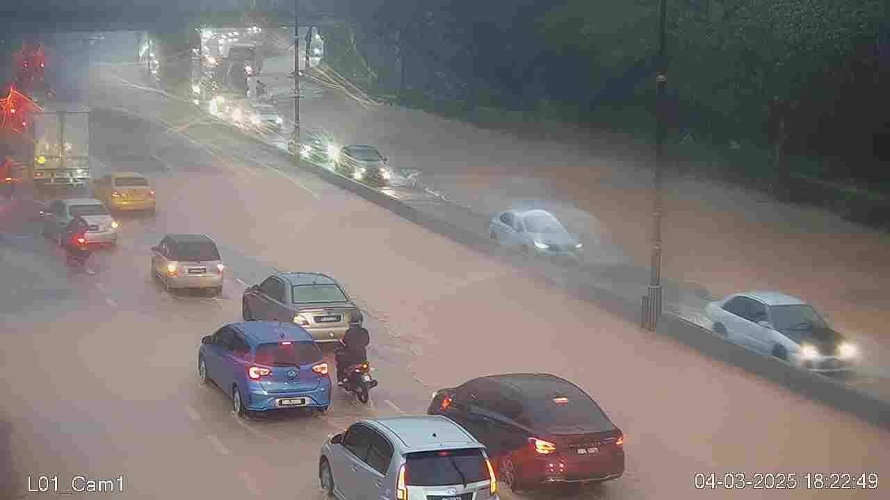 已签发 柔:版头之一:新山暴雨引发闪电水灾 多处地区积水及树倒阻路