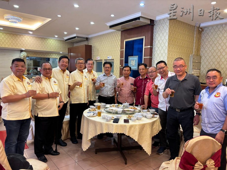 *已签发* 柔:版头之一:林福山率福联会理事 与柔北36属会代表交流