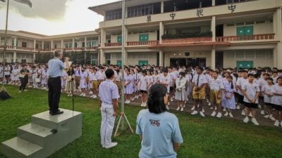 麻坡中化中学师生 为苏英华举行默哀及降半旗仪式