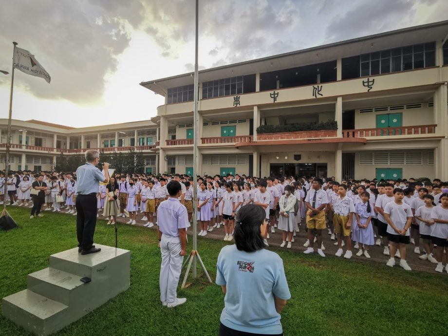 *已签发* 柔：麻坡中化中学师生 为苏英华举行默哀及降半旗仪式