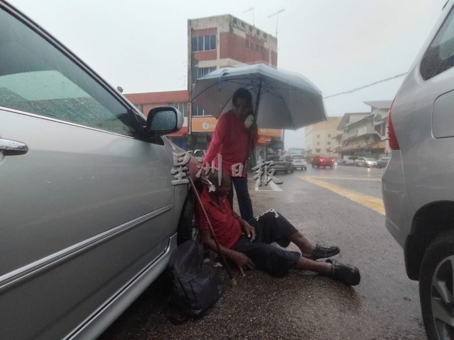 **已签发**全国：暖势力（必下）：六旬男跌坐雨中无法动弹 妇女撑伞守护至救护车抵达