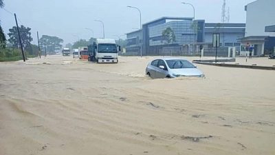 2汽车卡水中 交警伸出援手