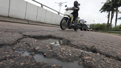 灾后坑洞处处 公路使用者要“眼观四方”