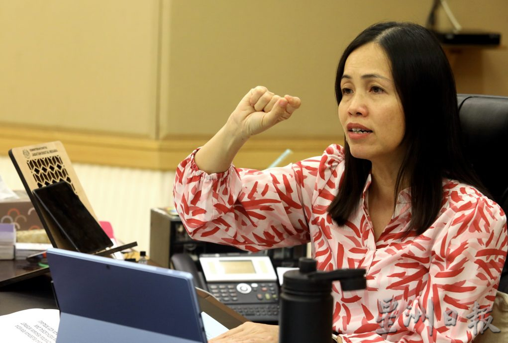 张念群:部分国家立法禁止未成年使用社媒 “通讯部仍在观察成效”