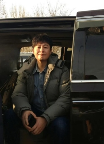 张颂文丢粉丝信惹众怒 剧组人员澄清：担心爆裂物