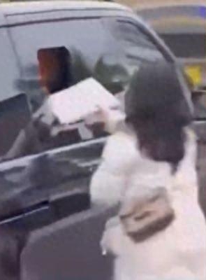 张颂文丢粉丝信惹众怒 剧组人员澄清：担心爆裂物