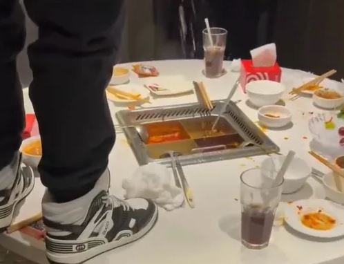 往火锅小便 上海警方：两17岁男醉酒后所为已拘留