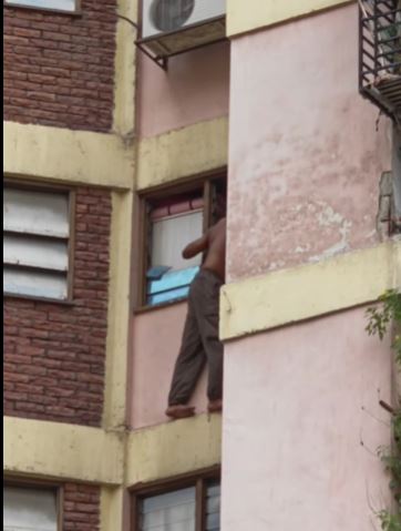 徒手砸玻璃闹事 印男危站10楼幸获救