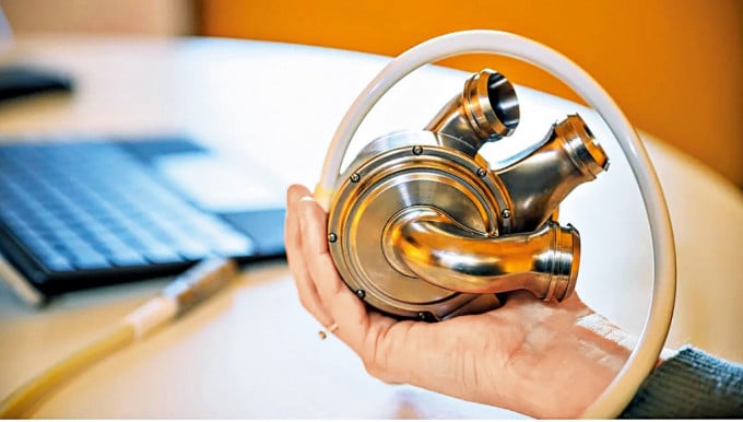 拚图两图已签)澳洲男靠人工心脏活逾百天创历史 心脏衰竭治疗开新局面