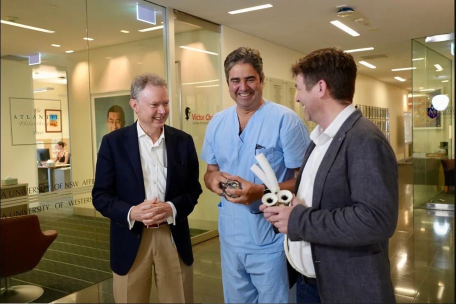 拚图两图已签)澳洲男靠人工心脏活逾百天创历史 心脏衰竭治疗开新局面