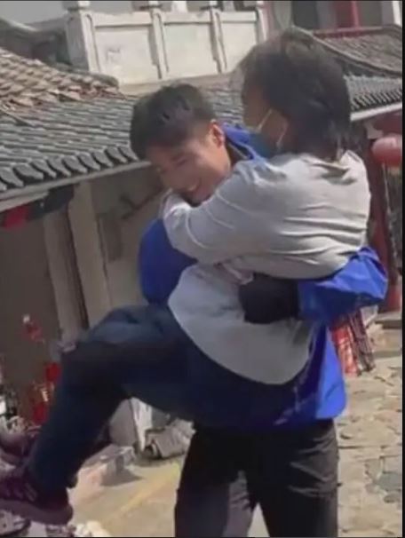 拚图已签)26岁小伙泰山陪爬 走不动跑上山年赚18多万