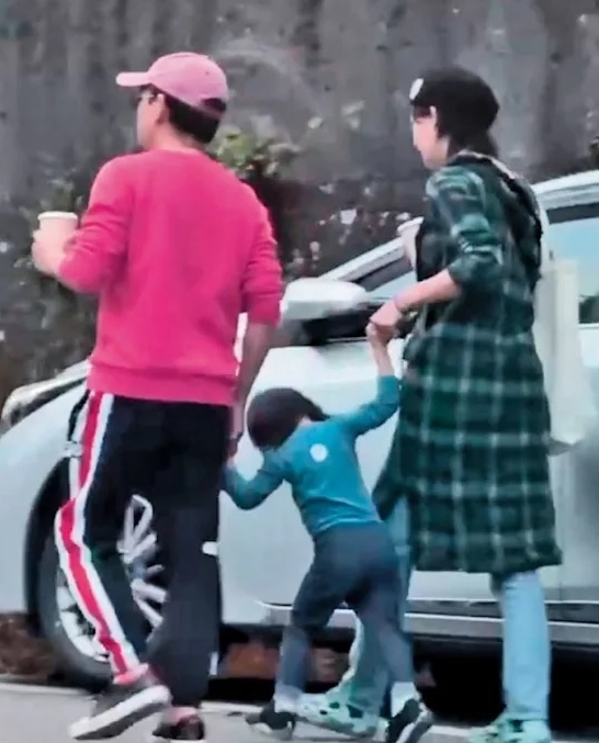 挺过性丑闻低潮期? 黄子佼零遮掩度天伦乐