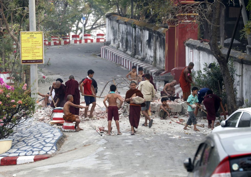 新加坡民防部队派员助缅甸震灾 救出倒塌废墟生还者