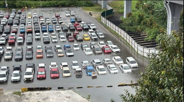 昨午狂风暴雨 灵万达广场露天停车场闪电水灾