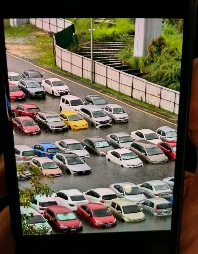 昨午狂风暴雨 灵万达广场露天停车场闪电水灾