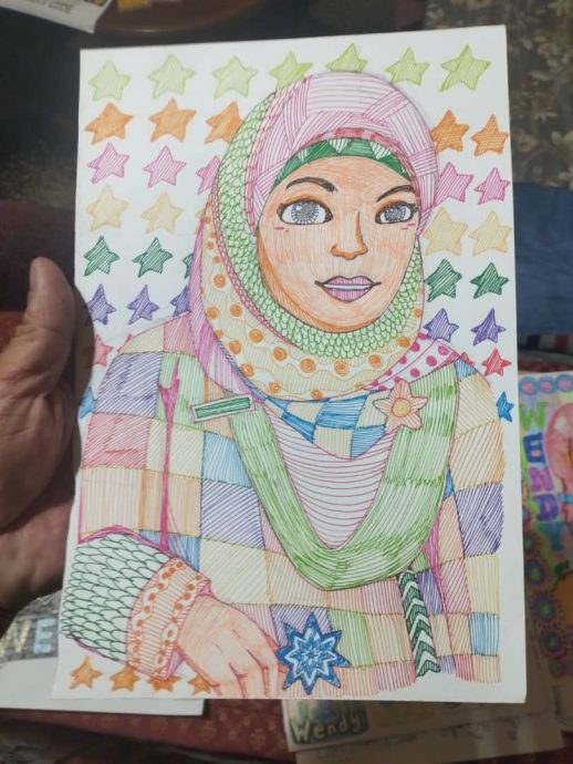 暖势力/天赋惊人充满想象力  星儿用画笔连接外界