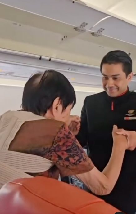 暖势力***视频|小举动大温暖!贴心搀扶年迈乘客下机 亚航空服员获赞