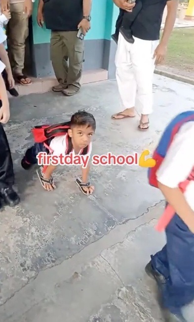 视频|铁厂老板暖心助残疾童 亲手打造带轮拐杖助行！