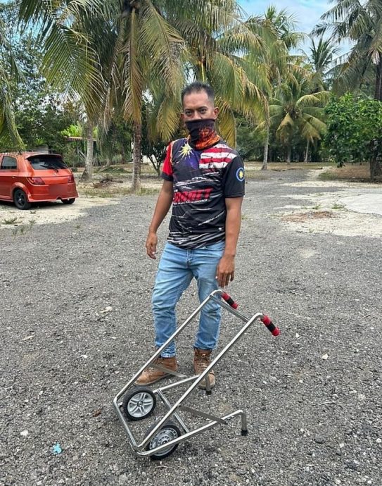 视频|铁厂老板暖心助残疾童 亲手打造带轮拐杖助行！