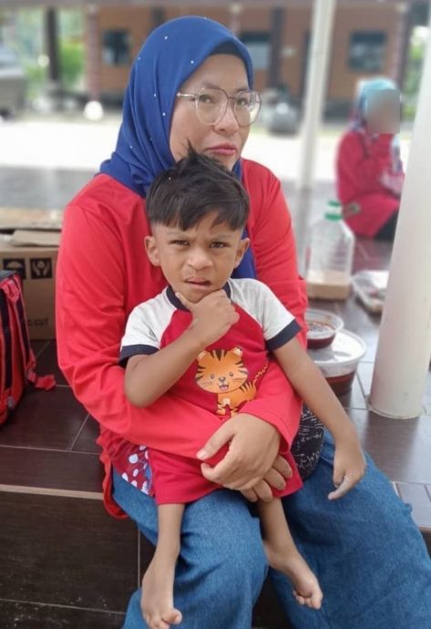 视频|铁厂老板暖心助残疾童 亲手打造带轮拐杖助行！