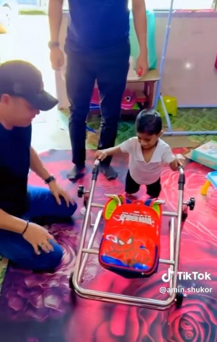 视频|铁厂老板暖心助残疾童 亲手打造带轮拐杖助行！