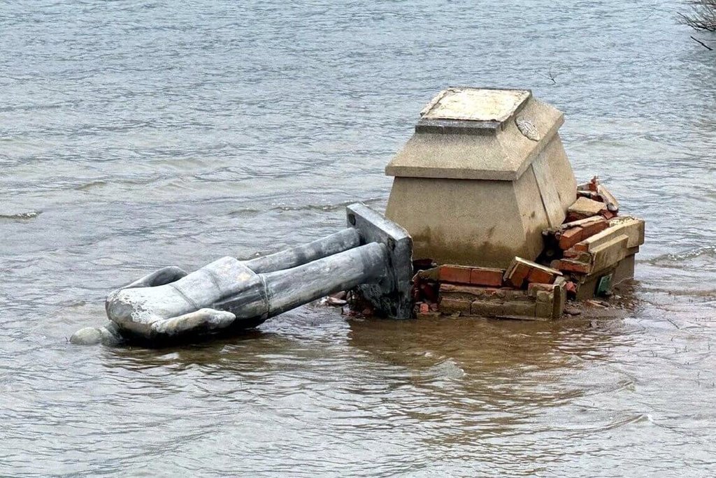 曾文水库蒋介石铜像被震倒 毁损严重恐无法复原