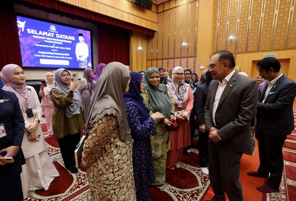 有无选区拨款不影响发展项目 · 安华:在野议员月入4万勿装穷