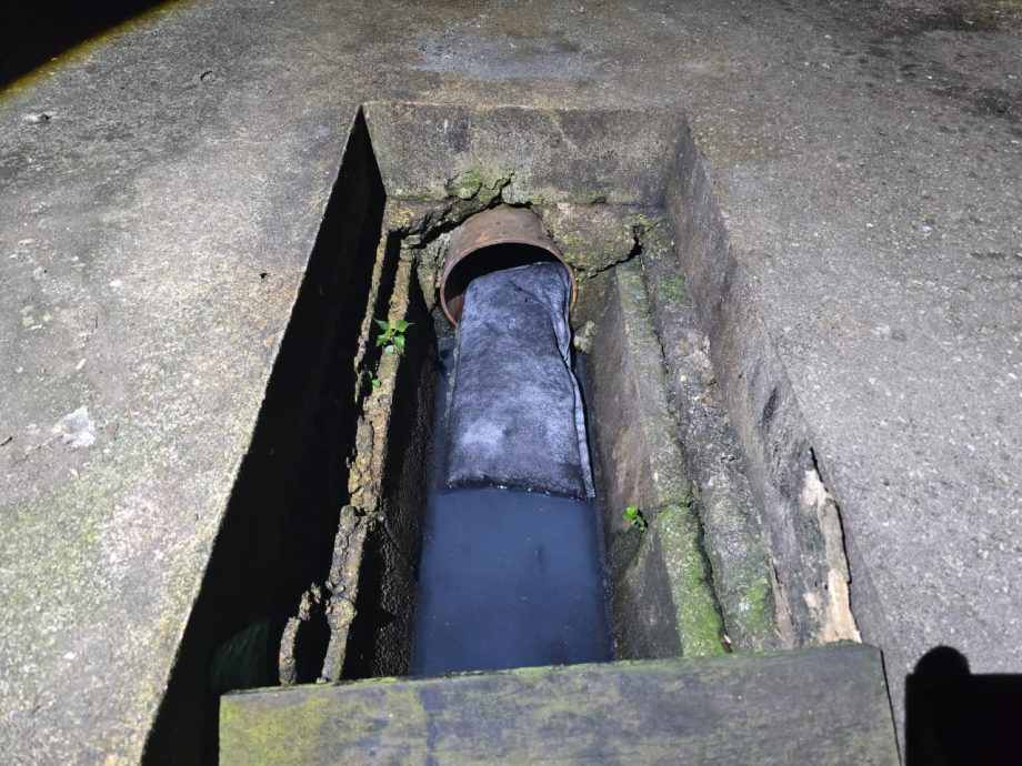 油漆污水肇祸 太平村沟渠惊现蓝色污水