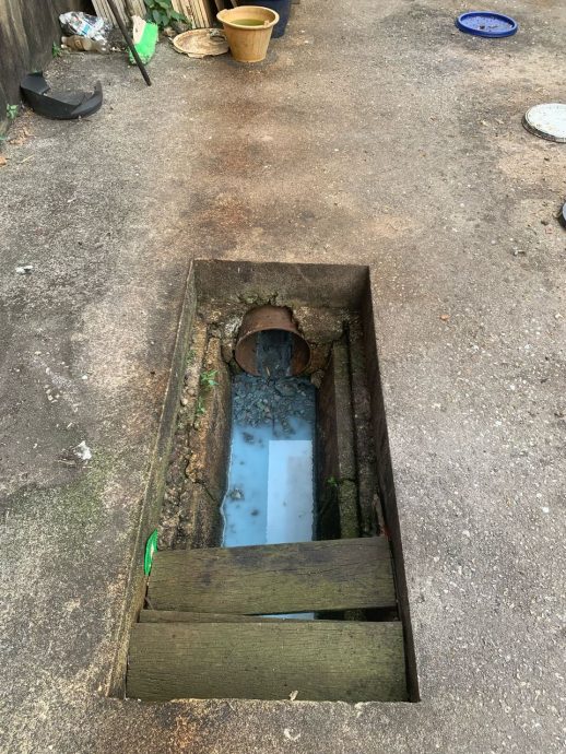 油漆污水肇祸 太平村沟渠惊现蓝色污水