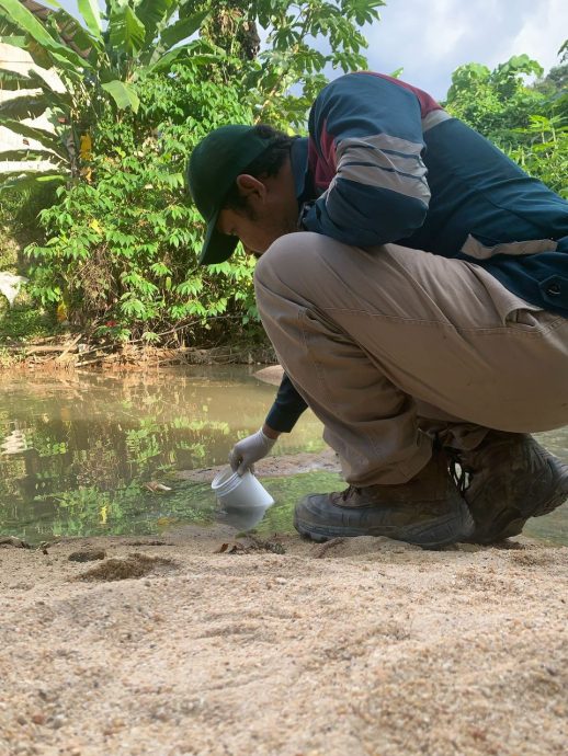 油漆污水肇祸 太平村沟渠惊现蓝色污水