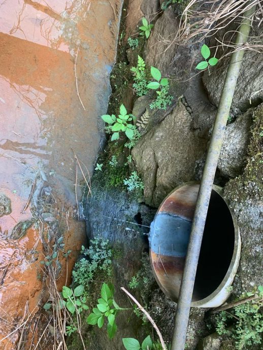 油漆污水肇祸 太平村沟渠惊现蓝色污水