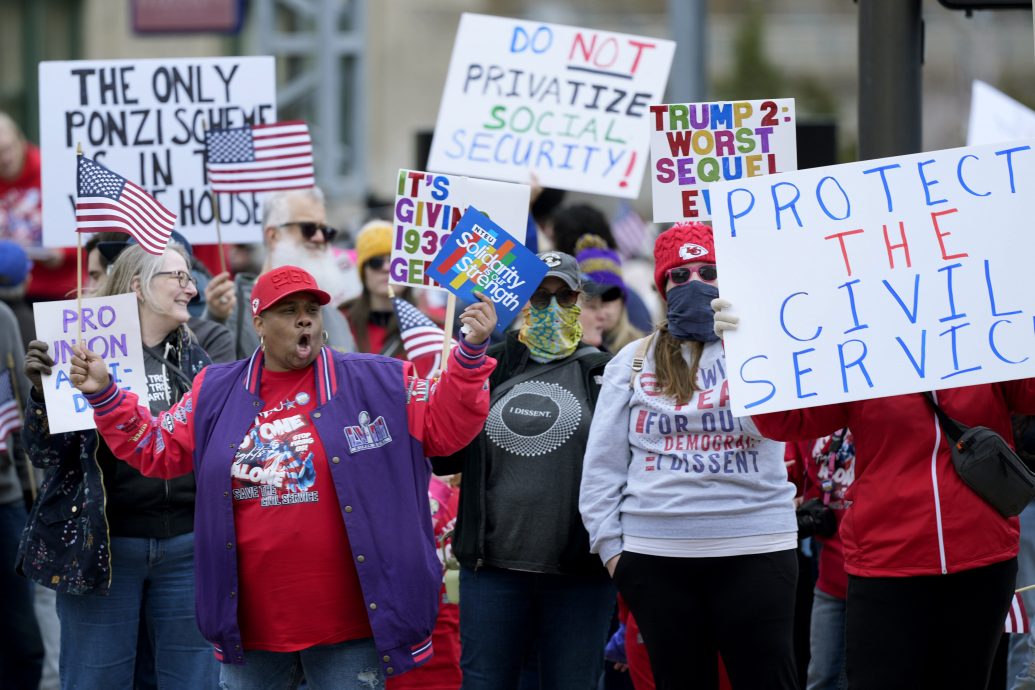 法官下令后 特朗普正恢复18联邦机构2.4万被炒员工职位