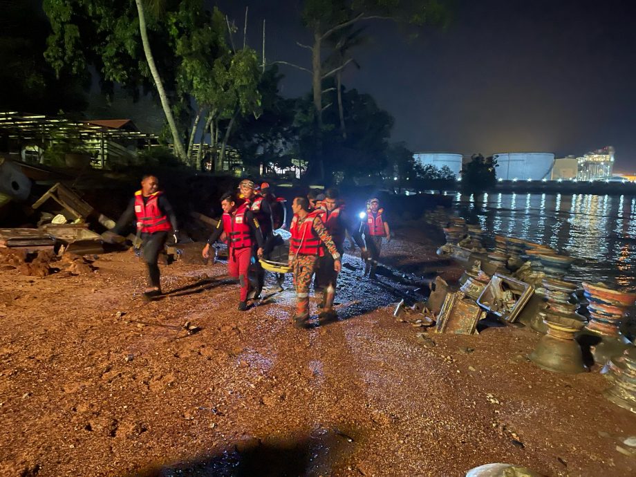 波德申大涨潮掀大浪，卷走钓鱼少年命