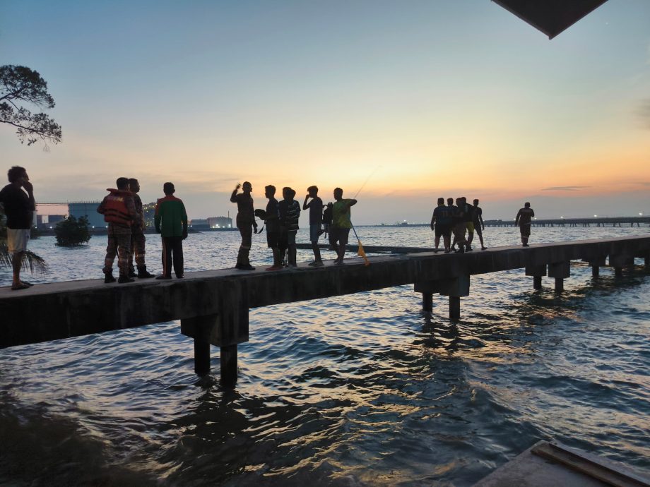 波德申大涨潮掀大浪，卷走钓鱼少年命