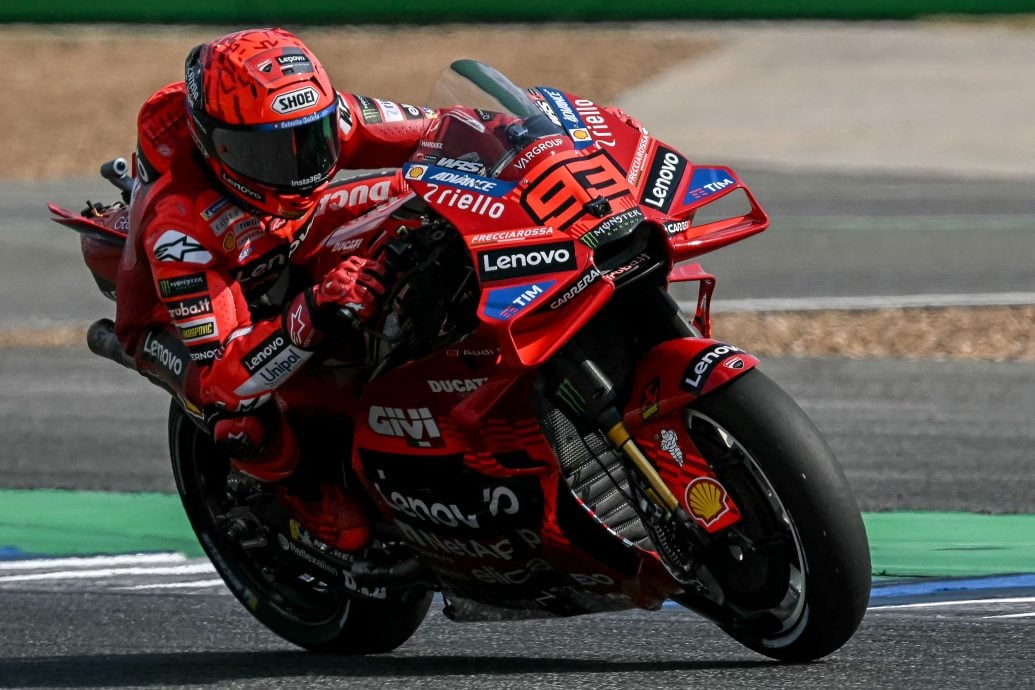 泰国站世界摩托车大赛| 接连称霸冲刺赛排位赛  马克一时无两