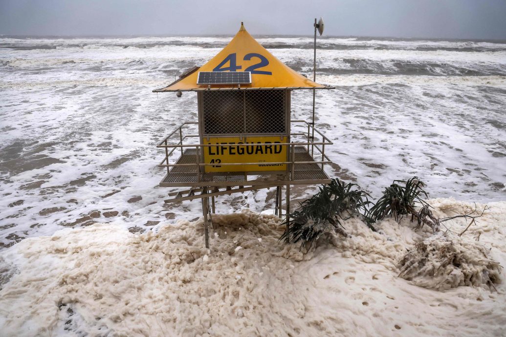 热带气旋袭澳酿1死　逾37万户停电、待命军车相撞反成被救者