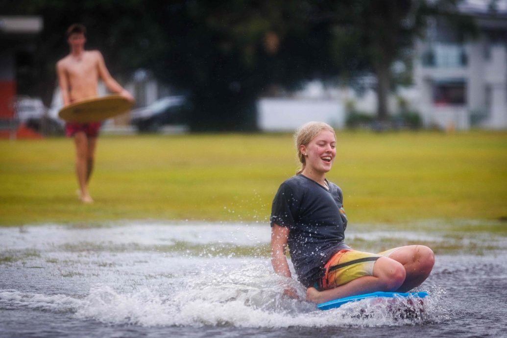热带气旋袭澳酿1死　逾37万户停电、待命军车相撞反成被救者