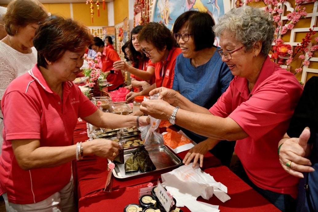 版头-大都会/“七大籍贯美食慈善午宴”筹获20万令吉 今移交新纪元作南大楼扩建工程用途／图 