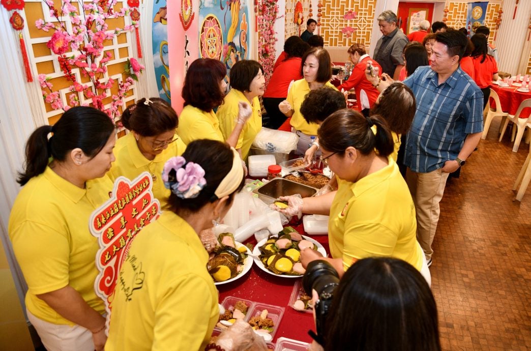 版头-大都会/“七大籍贯美食慈善午宴”筹获20万令吉 今移交新纪元作南大楼扩建工程用途／图 