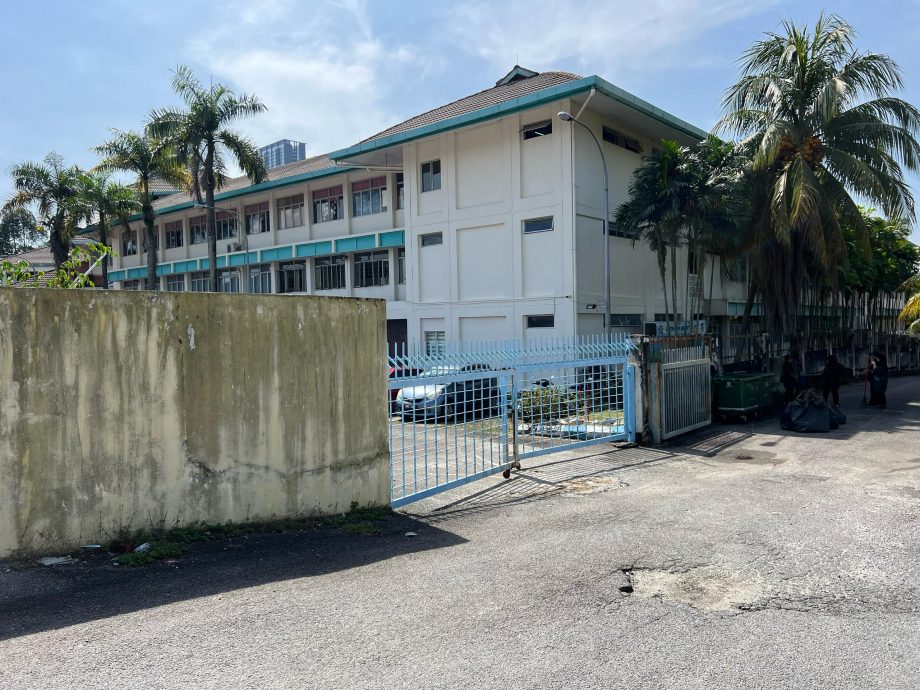 版头//大都会-余保凭