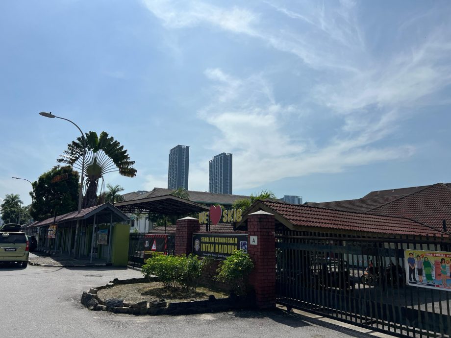 版头//大都会-余保凭