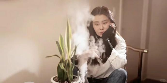 王祖贤坐镇艾灸馆 网赞亲切没架子