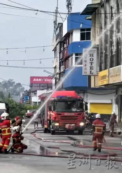 甘文丁店屋顶楼着火 在如厕老妇被救出