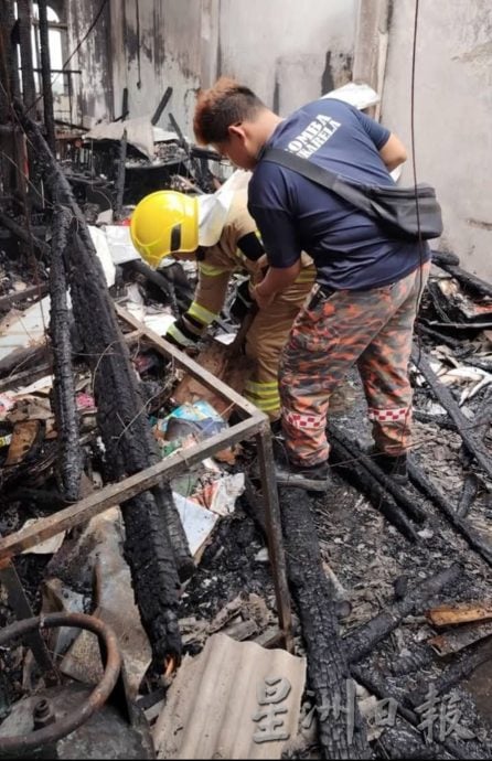 甘文丁店屋顶楼着火 在如厕老妇被救出