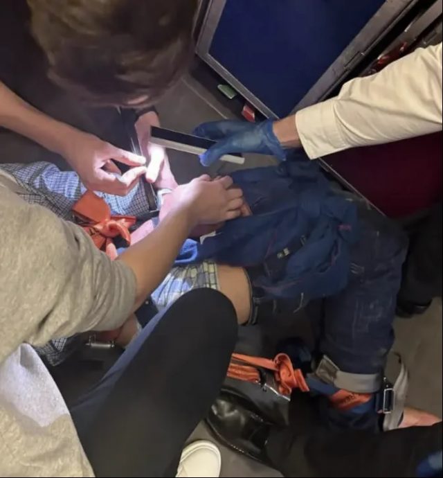 男子机上失控暴走 掌掴乘客强开逃生门