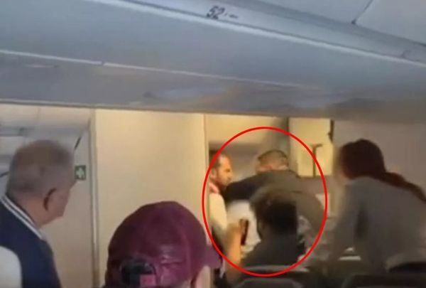 男子机上失控暴走 掌掴乘客强开逃生门