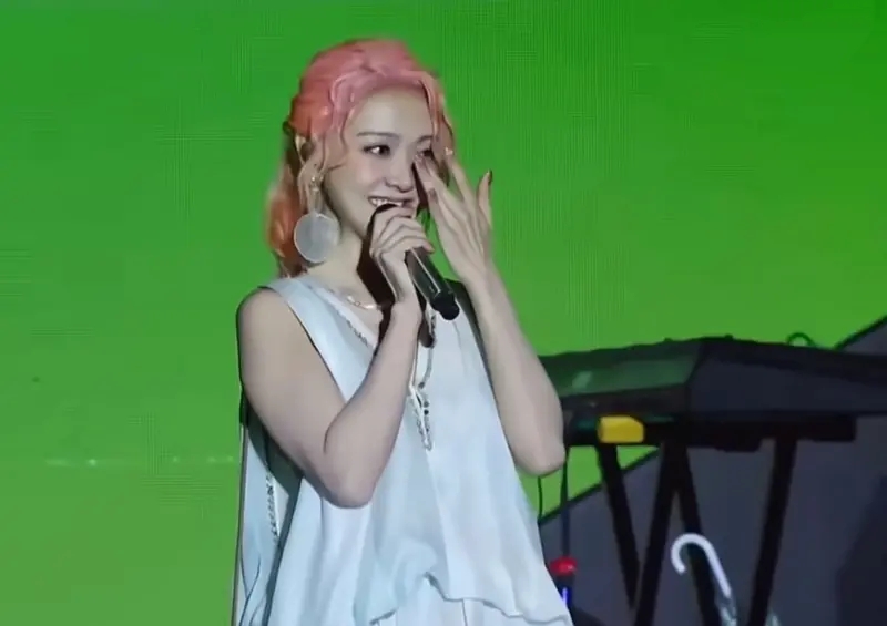 疑早闻方大同噩耗哭唱新歌 薛凯琪“全平台换大头照”