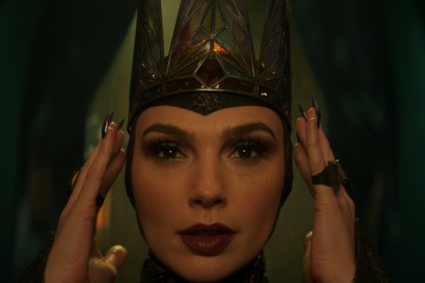 盖儿加朵气势压过众演员 真人版《白雪公主》320全马上映