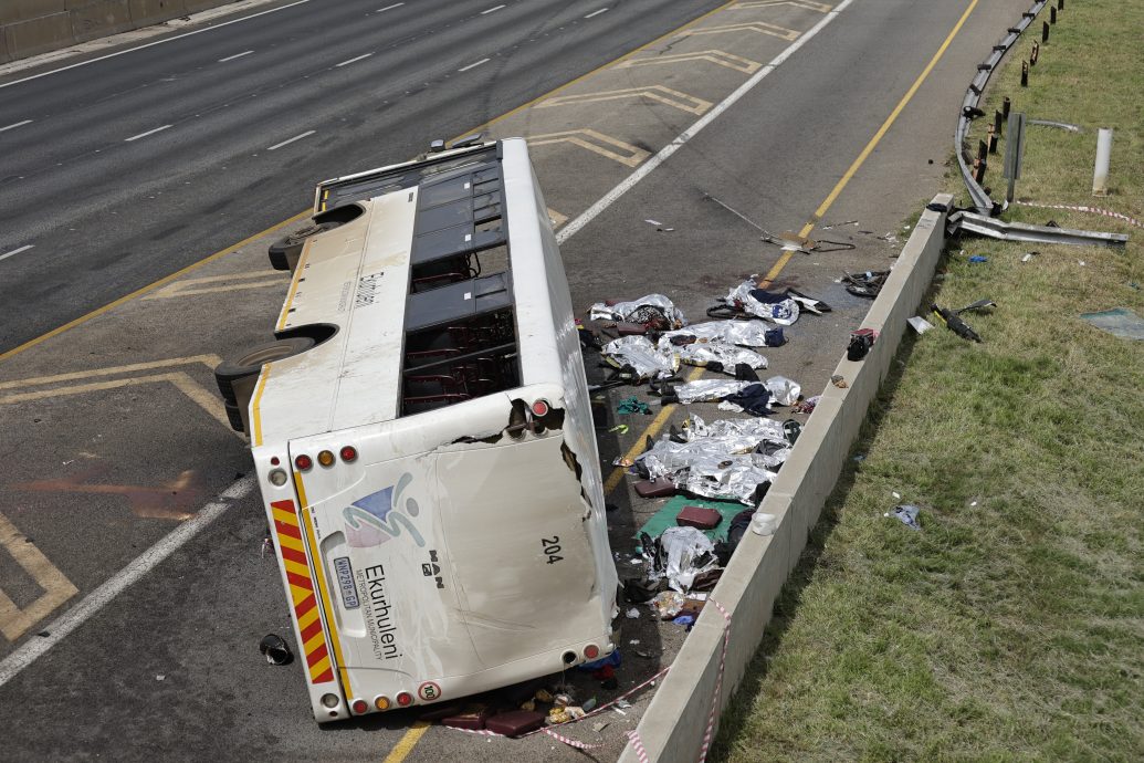 看世界   南非巴士侧翻高速公路旁 12死45伤